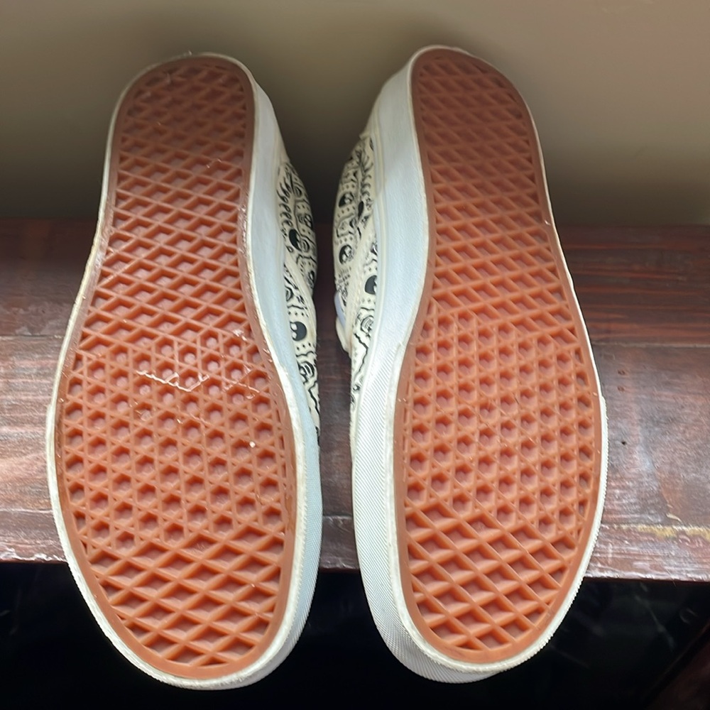 Vans Slip-On Sneakers - Cream with black skull design Men’s 8.5 / women’s 10 - Picture 5 of 6